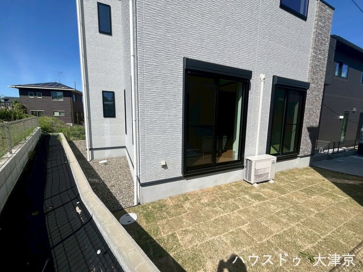 手入れしやすい芝生の庭が魅力。お子様の遊び場やガーデニングにも最適な広さです。