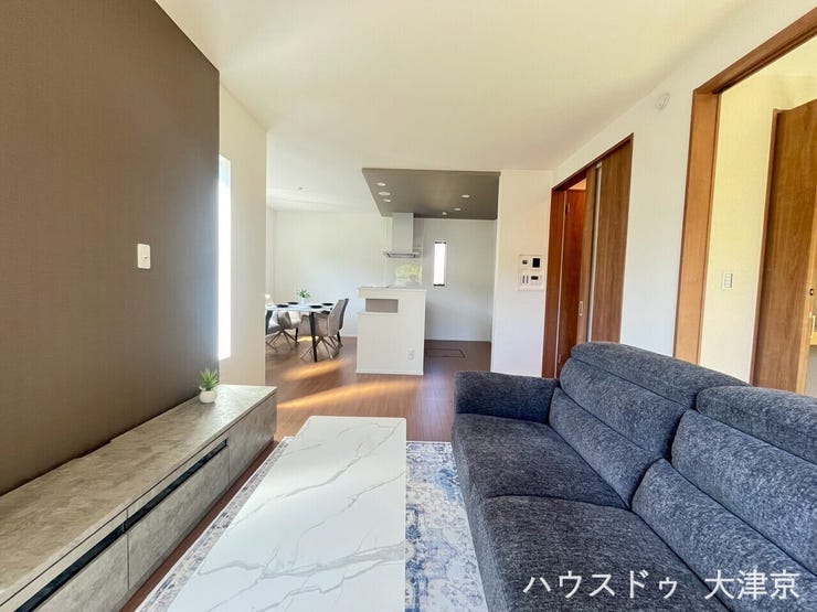 光が差し込む明るいリビング。落ち着いた色味が心地よい上質な空間を演出します。