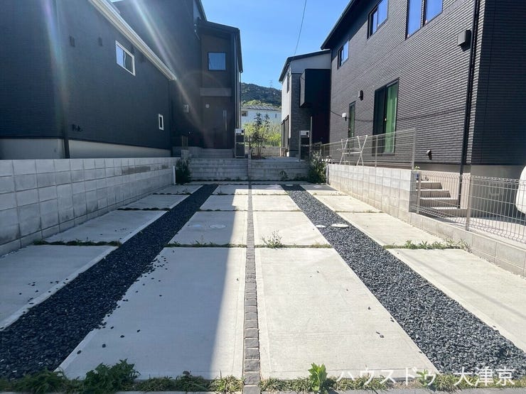 広々とした駐車スペースは2台駐車可能。来客時も安心のゆとりある敷地です。