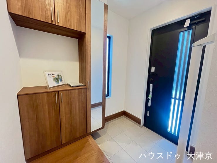 大容量の収納付きで玄関がいつもすっきり。家族の靴や小物も整然と片付きますね♪