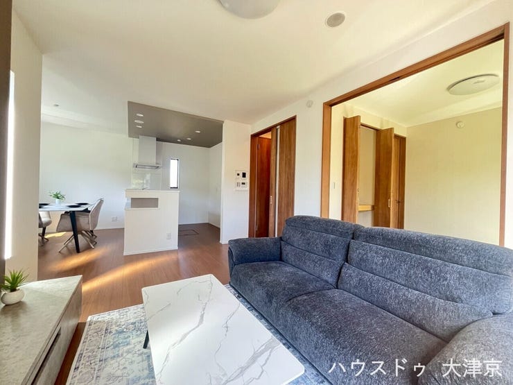 リビングとダイニングが緩やかにつながり、家族が自然と集まる心地よい空間です。