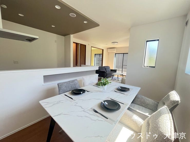 陽光が差し込む明るいダイニング。家族団らんがより楽しくなる心地よい空間。