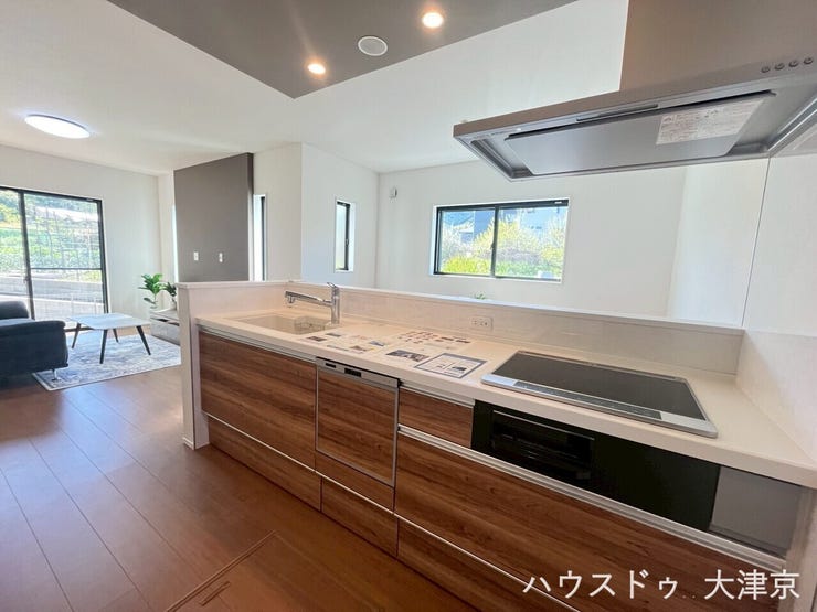 開放感ある対面キッチンで家族の様子を見守りながら調理できる安心の空間。