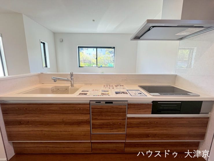 木目デザインが温かみを演出。LDKと調和した上質でおしゃれなキッチン。