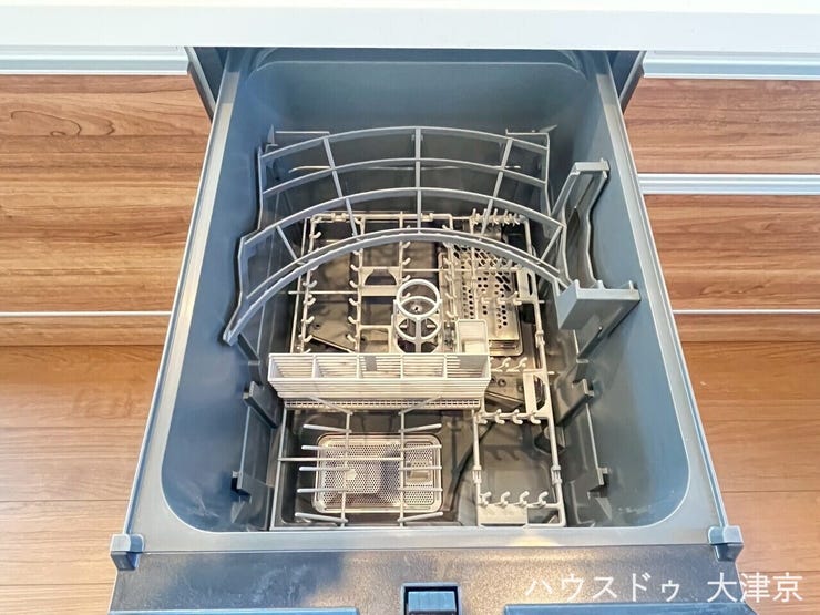 食洗機付きで家事負担を軽減。効率とデザインを両立した魅力のキッチン。