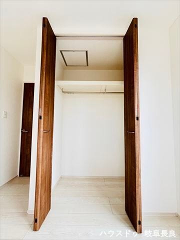 ≪9.2帖洋室≫
新たに家具を買わなくても良いので、ハンガーパイプ付きのクローゼットは嬉しいですね。