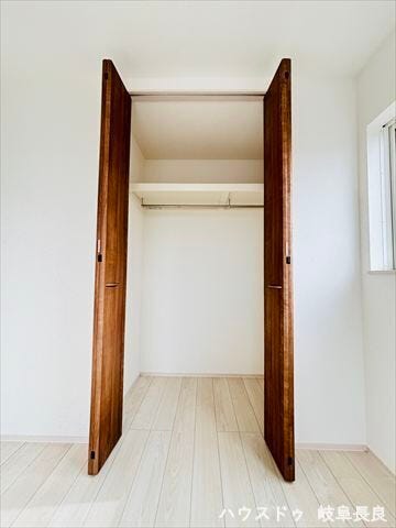 ≪7帖収納≫
扉を閉めれば中は見えないすっきりとしたクローゼットです。たっぷりの衣類を収納しても、お部屋の生活感を隠し、常に整った美観を保てる機能的な収納です。