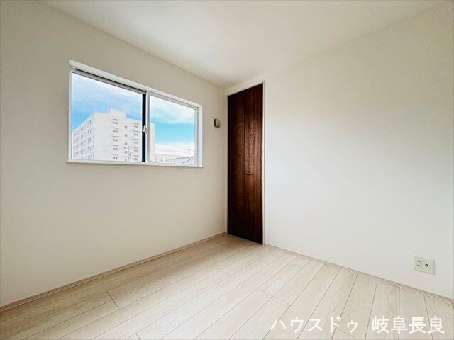 ≪4.5帖≫
納戸は収納力があるのでスーツケースや季節もの等の大きな物も入れることができますね!コタツや扇風機、お子様が遊ばなくなったおもちゃなど、どんどんしまえます。