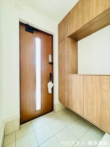 シューズBOXのある広々とした玄関です!家族の履物をしまうことができ、いつでも気持ちよく迎えることができます。小物を飾るスペースもあり、季節ごとに変えてみてもオシャレな玄関に仕上がります。