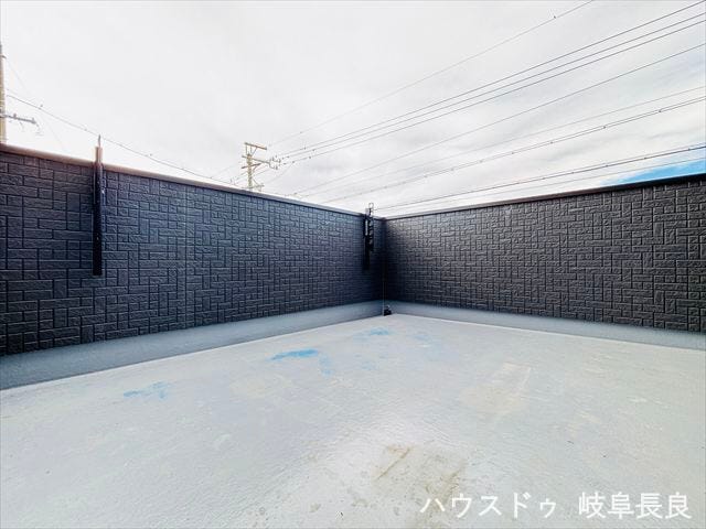 日当たりと風通しの良い明るいバルコニーです。洗濯物干しはもちろん、外の空気を感じるリフレッシュスペースとしても活用できる開放的な空間です。