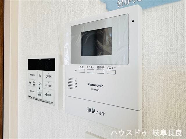≪モニター付きインターホン≫
インターホンにモニターが付いているので、玄関まで行かずに来客の対応が出来ます!防犯面でも安心ですね♪