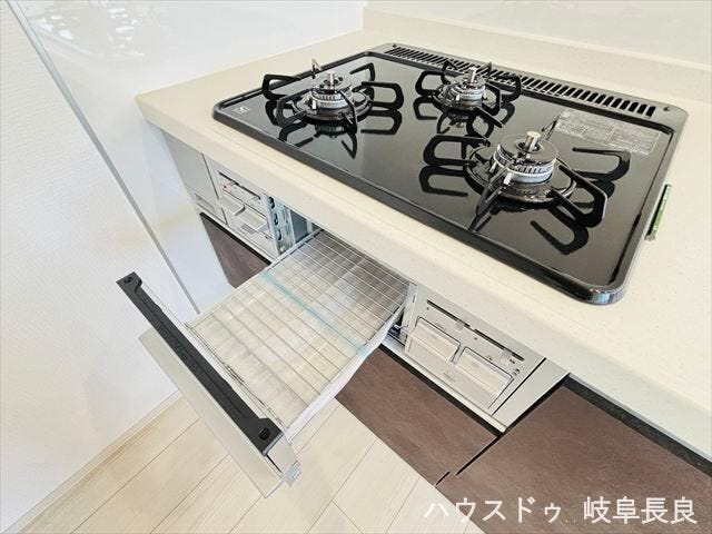 ≪コンロ≫
三ツ口コンロで複数の料理を同時進行でき、グリル付きで焼き料理も手軽に。料理の効率を格段に上げる、快適な調理環境で、忙しい毎日の食卓をサポートします。