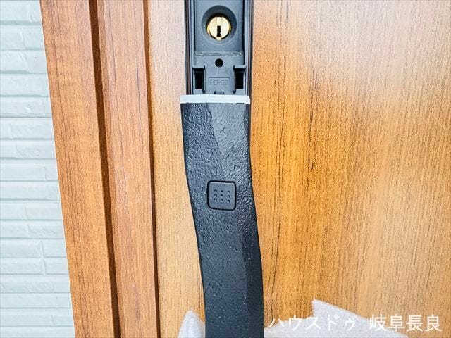 ≪スマートロック≫
スマートキーは開錠・施錠がスムーズです。鍵穴がなく、防犯性も高いです。紛失のリスクも減らせるので安心ですね♪