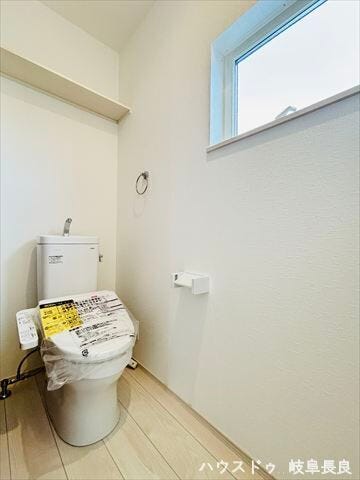 ≪2F≫
寒い日も快適な温かい便座と、お好みの水圧・水温に設定できる温水洗浄機能。いつでも清潔で心地よいトイレ空間で、毎日の生活の質を高めます。