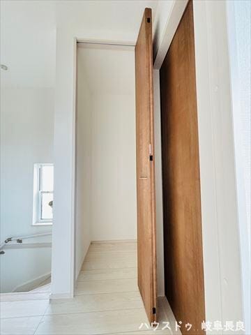 ≪2F廊下≫
奥行きを確保した使い勝手の良いクローゼットです。衣替えの衣類から、掃除機などの長尺物も収納可能。生活感を見せずに、お部屋をすっきりと保ちます。