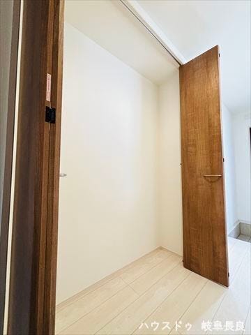 ≪1F廊下≫
あると嬉しい廊下収納は掃除用品を入れたり、各部屋に収まりきらないものを収納したりと重宝します♪