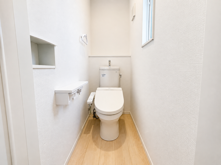 【トイレ】空気の換気と光の明るさに配慮した清潔感のあるトイレです。ご自分の好きなアロマや芳香剤を置いて落ち着く空間を演出するもの良いですね♪1人になれる空間ですから、リラックスしたいですね。