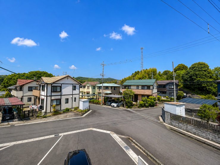 【前面道路】本物件は角地です!角地の大きなメリットとして挙げられるのは、日当たりの良さと開放感 です。 2方向から光や風を取り込めるため、明るく快適な住まいが実現!ご家族皆様のお顔も明るくなりますね♪