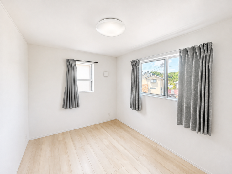 【洋室】明るい雰囲気の洋室です。広々とした明るいお部屋で、陽射しもたっぷり入ってきます。収納もご夫婦の衣類がたっぷり収納できるクローゼットがございます。ご夫婦のご主寝室にいかがでしょうか♪