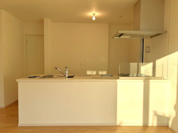 カウンターキッチンになっておりますので、リビングを見ながら料理をすることができますね♪