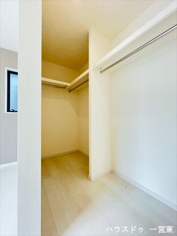 ≪2階7.2帖洋室≫ウォークインクローゼットには扉を設けていないので、物の出し入れもサッと行えますね。また湿気もこもりにくいです。季節ごとの入れ替え不要。頼もしいWIC