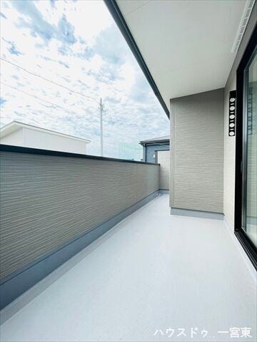 採光・通風に優れた南面バルコニー。天気のいい日には日向ぼっこ、夜には星空を眺める贅沢な空間です。毎日のお洗濯も楽々快適。