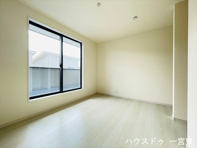 ≪2階6.6帖≫ウォークインクローゼットがある6.6帖の洋室は大きな窓からたっぷりの日差しが入り、明るいお部屋になっています。収納もしっかりあるので快適に過ごせます。