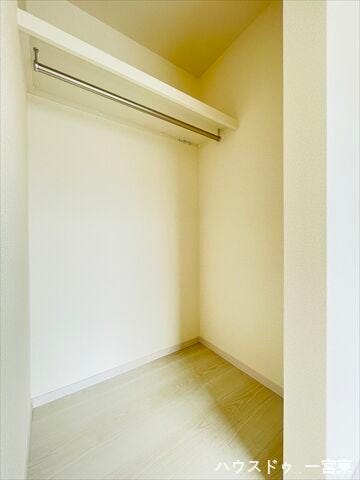 ≪2階6.6帖洋室≫収納力が魅力のWICは、衣類だけでなく趣味のアイテムの収納にも◎ハンガーパイプや枕棚も標準装備されたクローゼットです。