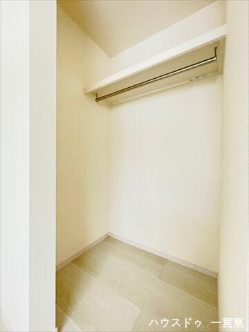 ≪2階5.5帖洋室≫ハンガーパイプや枕棚も標準装備されたクローゼットです。日常のものから趣味の道具まで様々なものを収納してくれます。