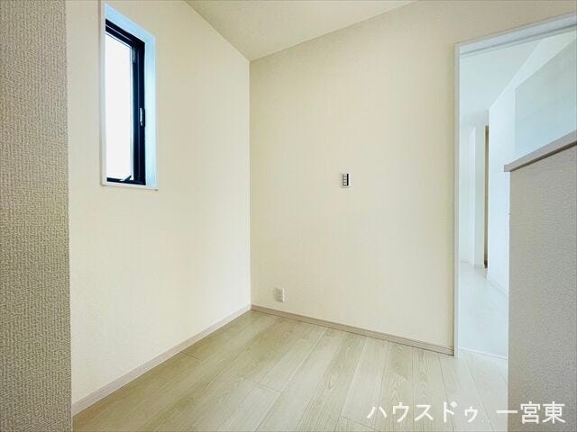 ≪2階スペース≫高い場所にある窓は、プライバシーを守りながら自然光を取り入れ、開放感のある明るい空間を作り出します。