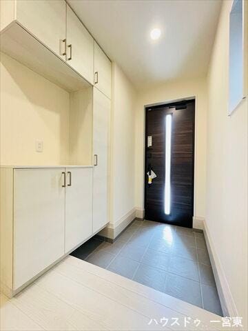 玄関扉に小窓がついているので、室内に明るい陽射しを届けてくれます。大型の玄関収納には小物を飾るスペースがあります。季節ごとに小物を変えたりとアレンジ次第でさらにオシャレな玄関になります!