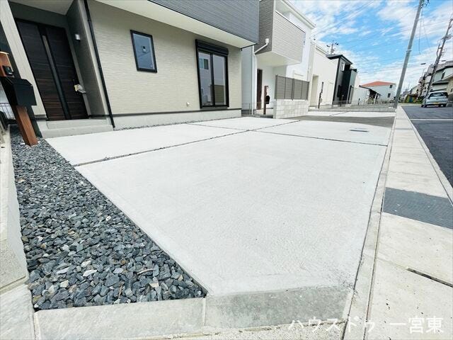 普通車2台並列駐車が可能です。車を入れ替える手間が省けるため、スムーズに出し入れすることができます。親戚やお友達が遊びに来ても大丈夫。