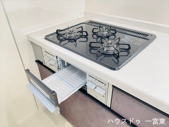 ≪コンロ≫3種類の同時調理が可能な3口コンロで鍋も楽々置くことができ調理の時間短縮をはかれます。奥様には嬉しい機能ですね。