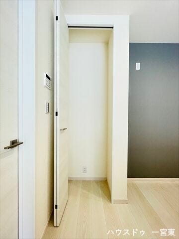 ≪キッチン後ろ≫リビング収納で、リビングの広さを保ちながら、散らかりがちなアイテムをすっきり収納でき、整った空間が保てます。