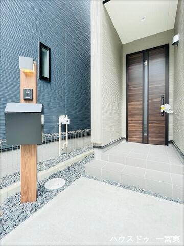 ≪外玄関≫シンプルなデザインのなかでも木目調の扉がアクセントになっているオシャレな玄関。