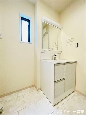 収納スペースが洗面台下にあり散らかりがちな洗面台もスッキリと清潔なスペースを保てます。また三面鏡があることで使い勝手も優れた空間になっています。