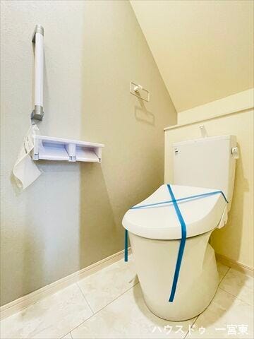 ≪1階≫がキレイなトイレ、後ろのスペースにはトイレットペーパーのストックも置けます。手すりやタオルリング、ペーパーホルダーが2つあるのも嬉しいポイントですね♪