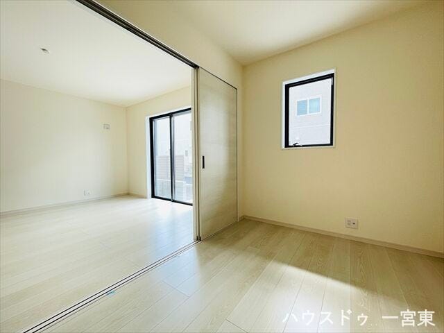 ≪1階3.8帖≫LDKの隣にある洋室は客間として、お子様のお昼寝スペースとしてお使いいただけます♪間仕切りを開放すれば計約20.5帖のおもてなしスペースに。