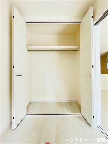 ≪1階3.8帖洋室≫ハンガーパイプや枕棚があらかじめついているので、サッと片づける事が出来ます!活用することで、お部屋の中をスッキリ快適に保てます。