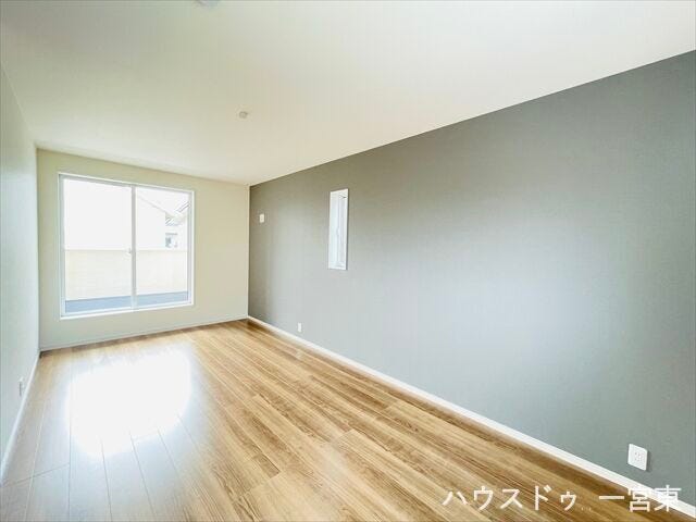 【10帖】ウォークインクローゼットも完備された約10帖の洋室は大きな窓からたっぷりの日差しが入りゆとりのあるお部屋のため、寝室としても使用しやすそうですね。