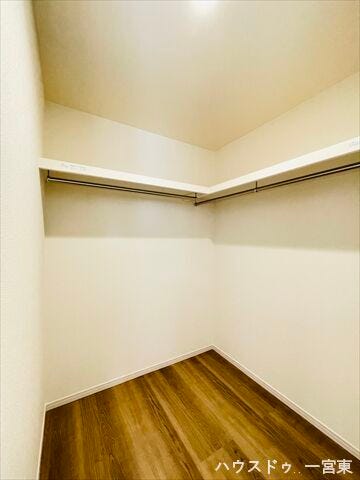 【10帖洋室】ウォークインクローゼットには扉を設けていないので、物の出し入れもサッと行えますね。また湿気もこもりにくいです。荷物の多い方でも安心ですね♪