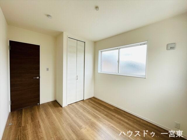 【5.4帖東】ご夫婦お二人のプライベートシーンを演出する、やすらぎとくつろぎの空間朝日がやさしく差し込むベッドルームには収納スペースもご用意。