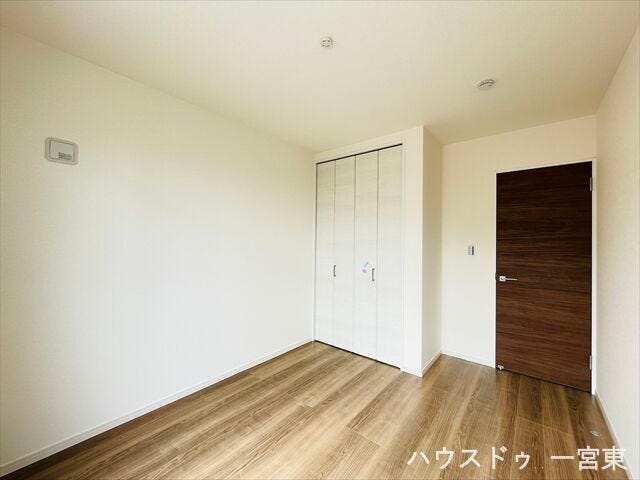 【5.4帖西】5.4帖の洋室は、お子様のお部屋や主寝室、来客時の宿泊室、趣味のお部屋としてもご利用いただけます♪バルコニーにも出ることができ明るい空間でのびのび過ごせるプラン。