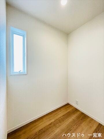 【2階ストレージルーム】2階にもストレージルームがあり窓も付いているので、明るい空間になっています。換気も出来るので、湿気もこもりませんね。