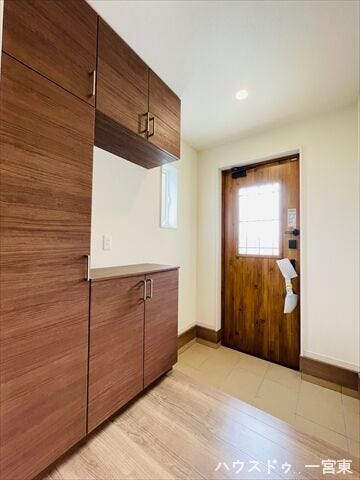 玄関がいつも片付く大容量シューズボックスがあり、玄関扉に小窓がついているので、室内に明るい陽射しを届けてくれます。採光を考え抜いて造られた玄関は「行き」も「帰り」も優しく家族を送り出し出迎えます。