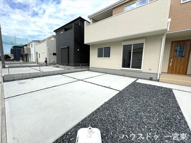 並列で2台(車種による)の駐車ができるので、親戚やお友達が遊びに来ても大丈夫。車を入れ替える手間が省けるため、スムーズに出し入れすることができます。