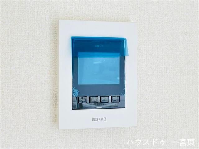 【モニター付きインターホン】インターホンにモニターが付いているので、玄関まで行かずに来客の対応が出来ます!防犯面も安心です。