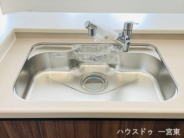 【シンク】大きな鍋も洗うことができるワイドシンクは洗い物もしやすく効率よく片付けができ、毎日の料理がさらに楽しくなります。