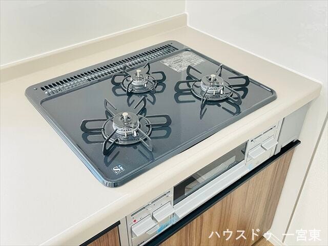 【コンロ】3種類の同時調理が可能な3口コンロで鍋も楽々置くことができ調理の時間短縮をはかれます。奥様には嬉しい機能ですね。