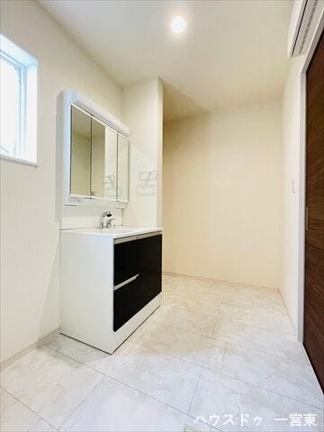 収納スペースが洗面台下にあり散らかりがちな洗面台もスッキリと清潔なスペースを保てます。また三面鏡があることで使い勝手も優れた空間になっています。